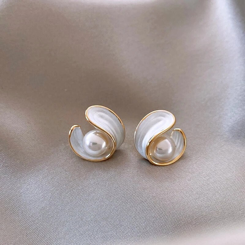 Luxury Earrings with White Opal and Pearl in Gold - Amara-Nora Luxe