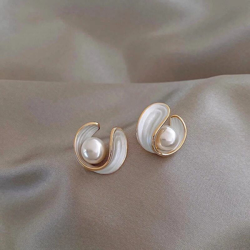 Luxury Earrings with White Opal and Pearl in Gold - Amara-Nora Luxe