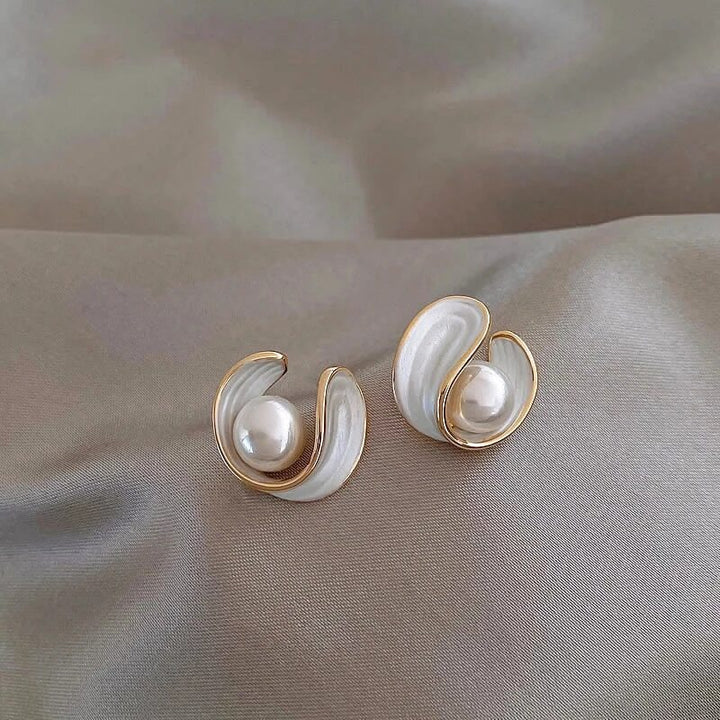 Luxury Earrings with White Opal and Pearl in Gold - Amara-Nora Luxe