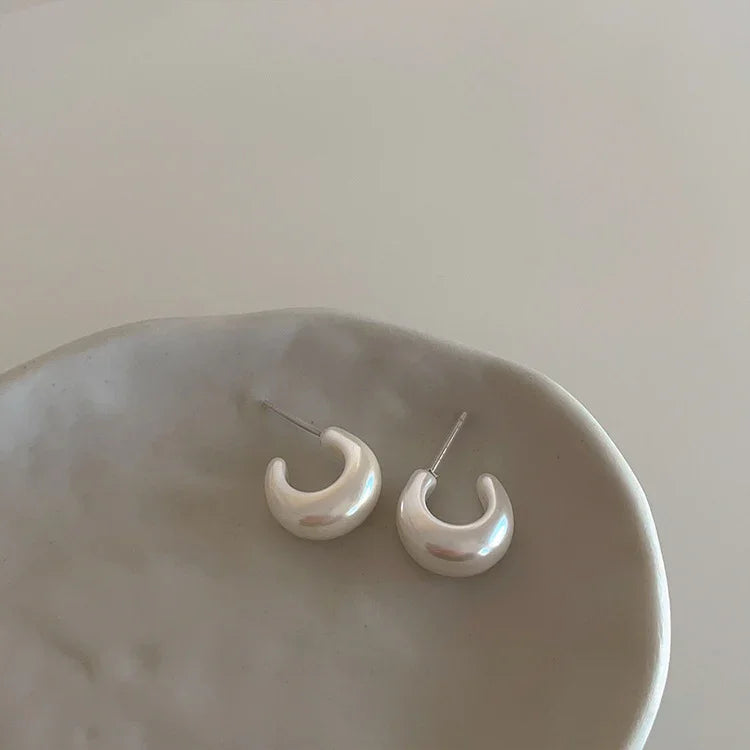 Minimalist Pearl C-shaped Earrings - Lunette-Nora Luxe