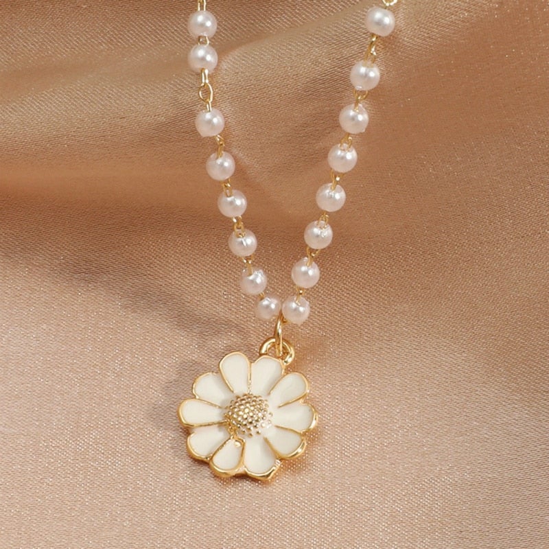 Stylish Pearl Necklace with Daisy Pendant - Flora-Nora Luxe