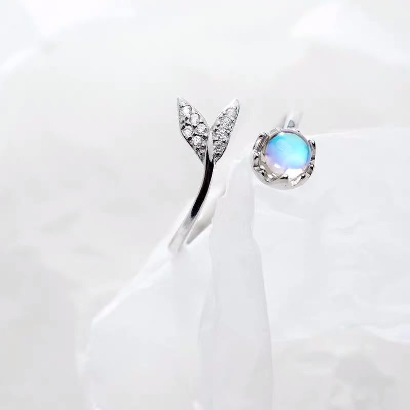 Adjustable Dolphin Tail Ring with Blue Zirconia - Nerina-Nora Luxe
