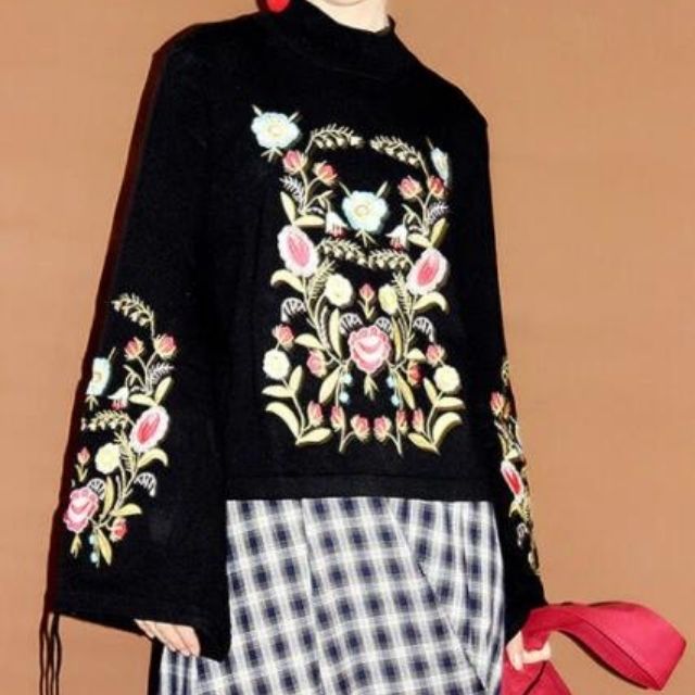 Embroidered Flowers Sweater - Alina-Black-XS-Nora Luxe