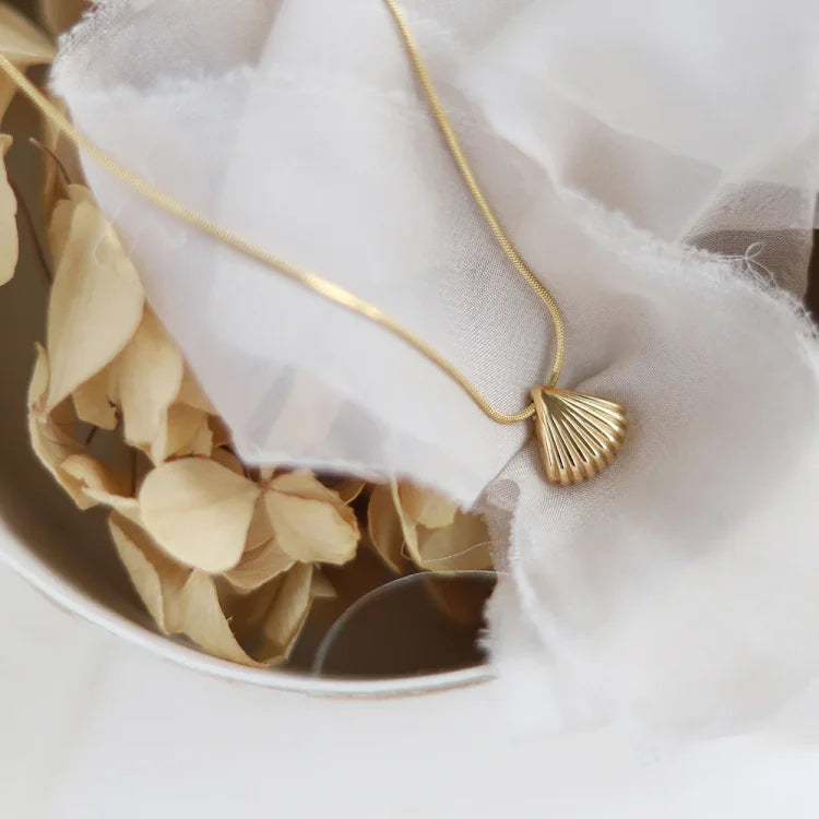 Golden Scallop Flower Necklace - Lilac-Nora Luxe
