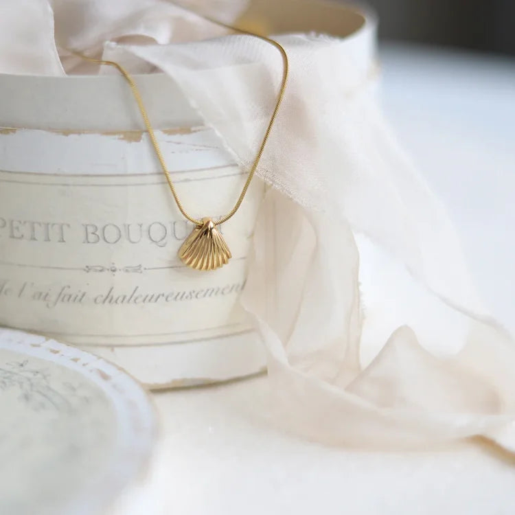 Golden Scallop Flower Necklace - Lilac-Nora Luxe