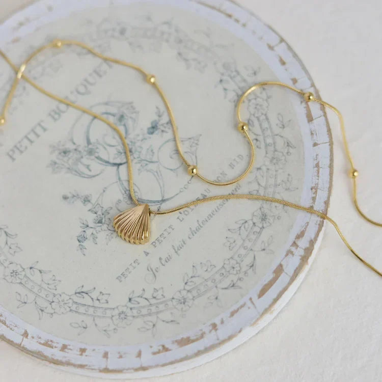 Golden Scallop Flower Necklace - Lilac-Nora Luxe