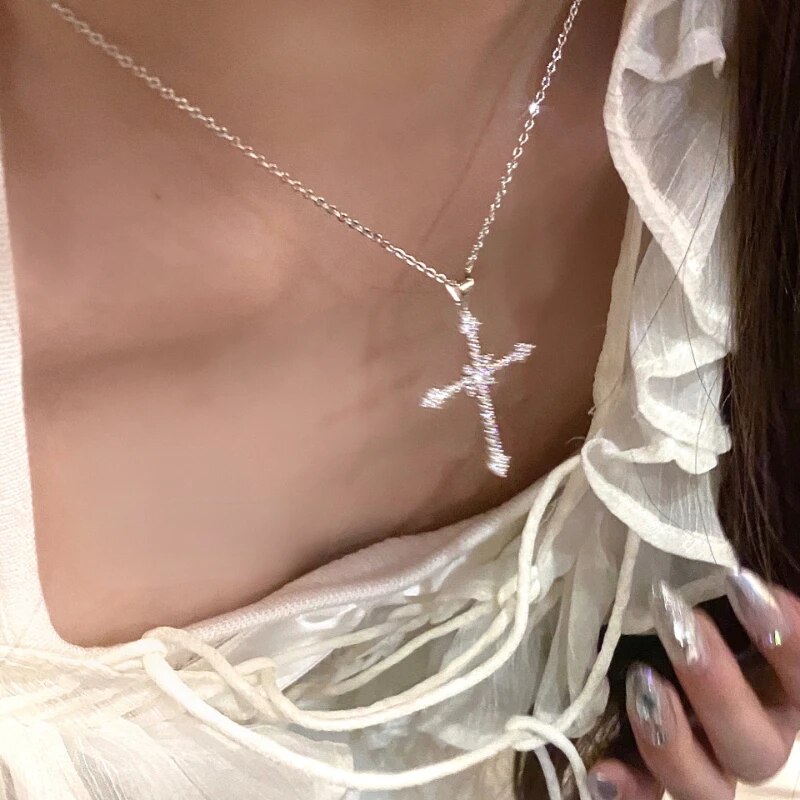 LUXURIOUS CROSS PENDANT NECKLACE WITH ZIRCON CRYSTAL-Nora Luxe