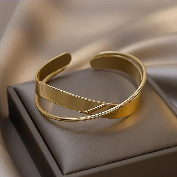 Mat Gold Infinity Bracelet - Elisa-Nora Luxe