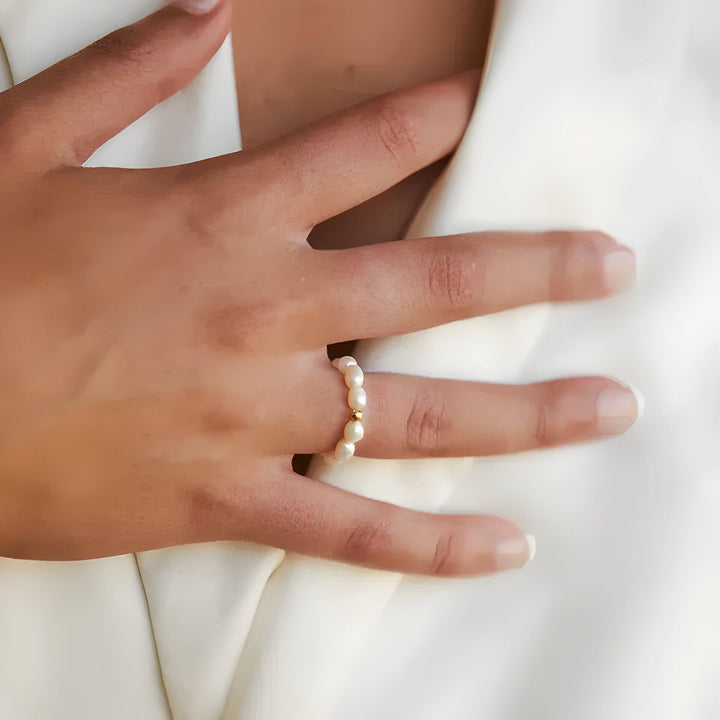 Ring with Mother of Pearl - Celeste-Nora Luxe