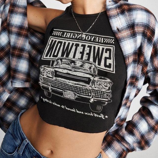 Trendy women's crop top with car print and round neckline – Maila-S-Nora Luxe