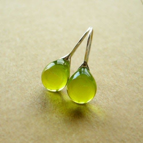 Vintage Olive Glass Earrings - Olivia-Nora Luxe
